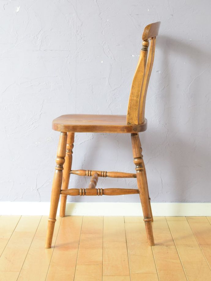 アンティークチェアの横顔