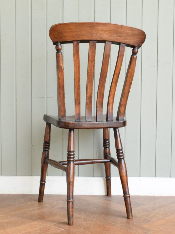 アンティークチェアの後ろ姿