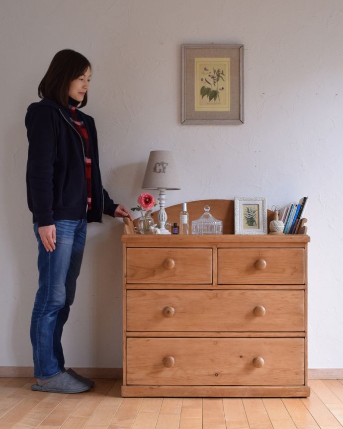 アンティークのチェスト　アンティーク家具　イギリス輸入の可愛いアンティーク家具、３段パインチェスト（整理ダンス）。チェストらしいスタンダードなデザインがとっても可愛い。(k-1727-f)