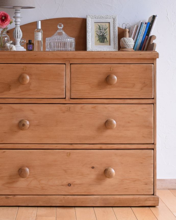 アンティークのチェスト　アンティーク家具　イギリス輸入の可愛いアンティーク家具、３段パインチェスト（整理ダンス）。定番の形なので飽きずに長くお使い頂けます。(k-1727-f)