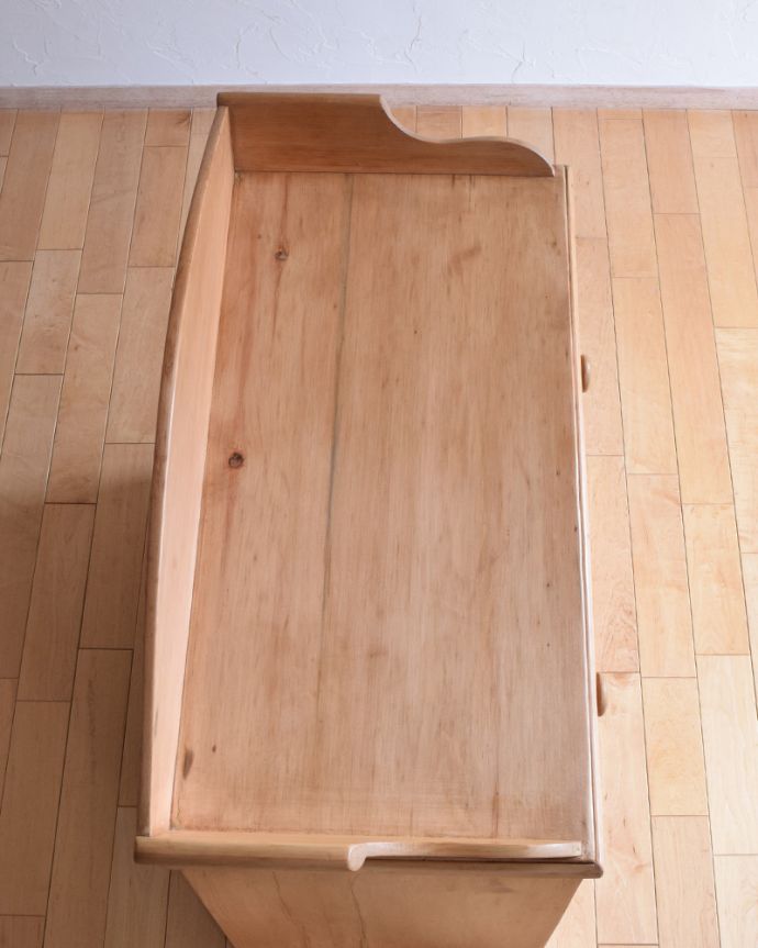 アンティークのチェスト　アンティーク家具　イギリス輸入の可愛いアンティーク家具、３段パインチェスト（整理ダンス）。天板もキレイな状態です。(k-1727-f)