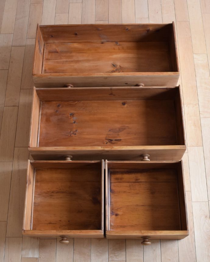 アンティークのチェスト　アンティーク家具　イギリス輸入の可愛いアンティーク家具、３段パインチェスト（整理ダンス）。引き出しは手前が1段目です。(k-1727-f)