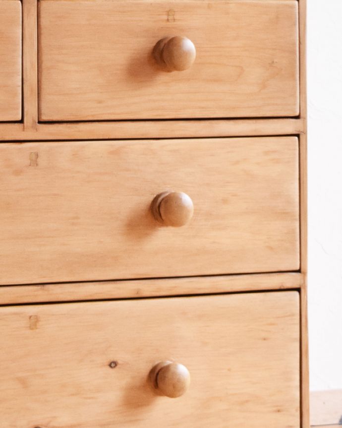 アンティークのチェスト　アンティーク家具　イギリス輸入の可愛いアンティーク家具、３段パインチェスト（整理ダンス）。真ん丸な握りやすい取っ手。(k-1727-f)