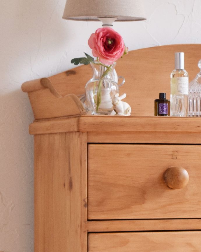 アンティークのチェスト　アンティーク家具　イギリス輸入の可愛いアンティーク家具、３段パインチェスト（整理ダンス）。木目の表情がよく出ています。(k-1727-f)