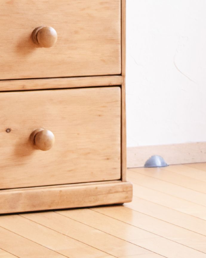 アンティークのチェスト　アンティーク家具　イギリス輸入の可愛いアンティーク家具、３段パインチェスト（整理ダンス）。土台がしっかり支えています。(k-1727-f)