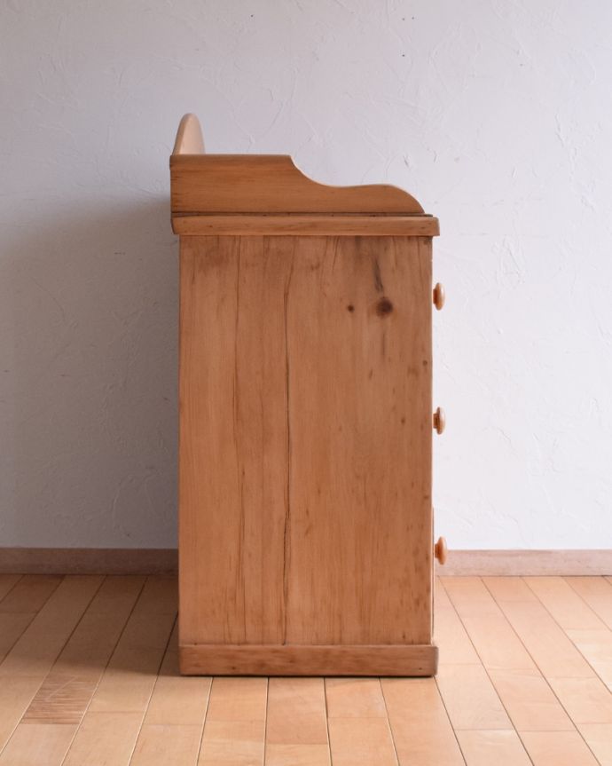 アンティークのチェスト　アンティーク家具　イギリス輸入の可愛いアンティーク家具、３段パインチェスト（整理ダンス）。サイドから見ても絵になります。(k-1727-f)