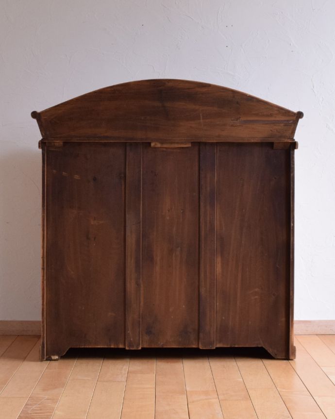 アンティークのチェスト　アンティーク家具　イギリス輸入の可愛いアンティーク家具、３段パインチェスト（整理ダンス）。アンティークは新品ではないので、もちろん経年変化によるキズはありますが、専門の職人が目立たないようキレイにお直しをしているので、後姿までキレイです。(k-1727-f)