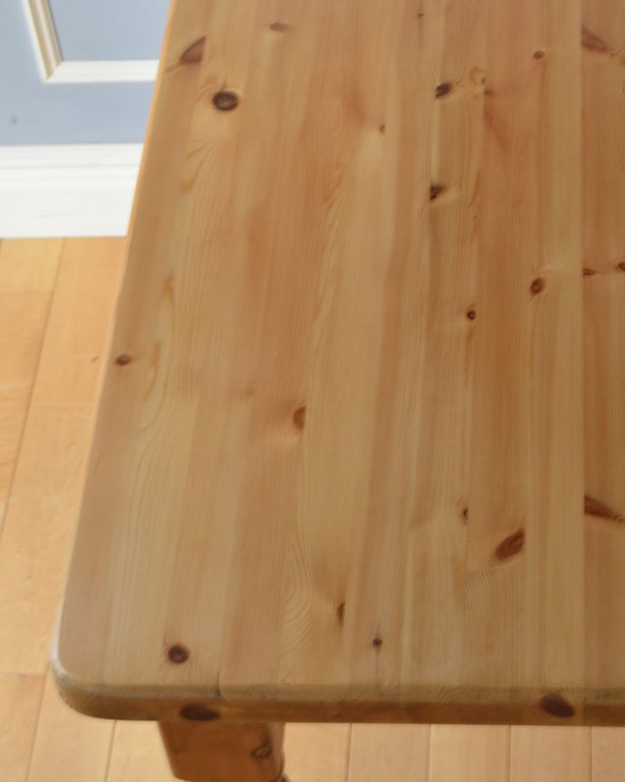 アンティークのテーブル　アンティーク家具　食卓が映えるパインテーブル、カントリースタイルのアンティーク家具。オールドパイン材だけが持つ･･･なんとも言えずあたたかい雰囲気。(k-1728-f)