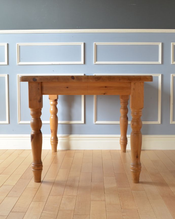 アンティークのテーブル　アンティーク家具　食卓が映えるパインテーブル、カントリースタイルのアンティーク家具。こっち側もキレイです！アンティークは新品ではないので、もちろん経年変化によるキズはありますが、専門の職人がきちんとお直しをしているので、180度どの角度もキレイです。(k-1728-f)
