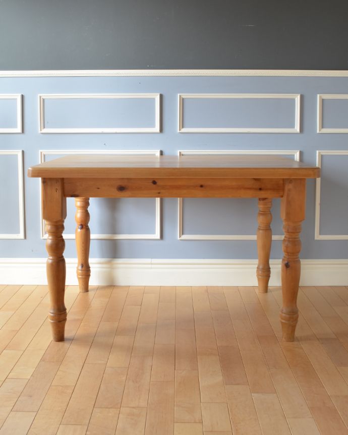 アンティークのテーブル　アンティーク家具　食卓が映えるパインテーブル、カントリースタイルのアンティーク家具。横から見てみると･･･テーブルを横から見るとこんな感じ。(k-1728-f)