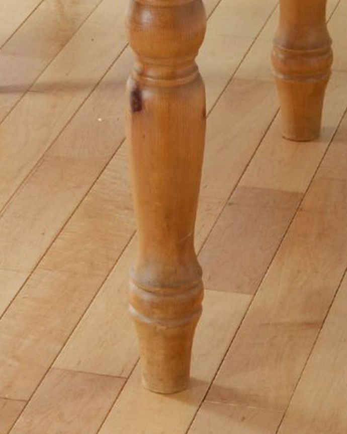 アンティークのテーブル　アンティーク家具　食卓が映えるパインテーブル、カントリースタイルのアンティーク家具。持ち上げなくても移動できます！Handleのアンティークは、脚の裏にフェルトキーパーをお付けしていますので、床を滑らせて簡単に移動が出来ます。(k-1728-f)