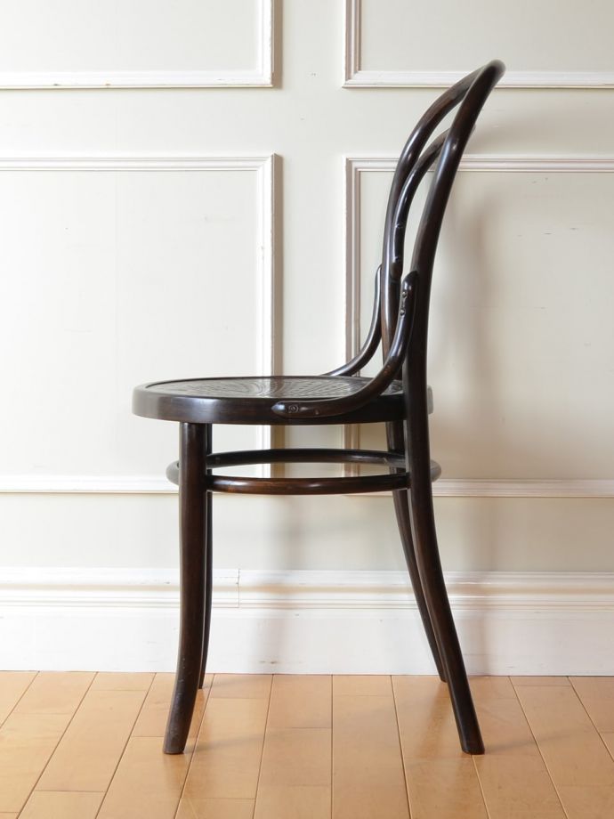 ベントウッドチェアの側面