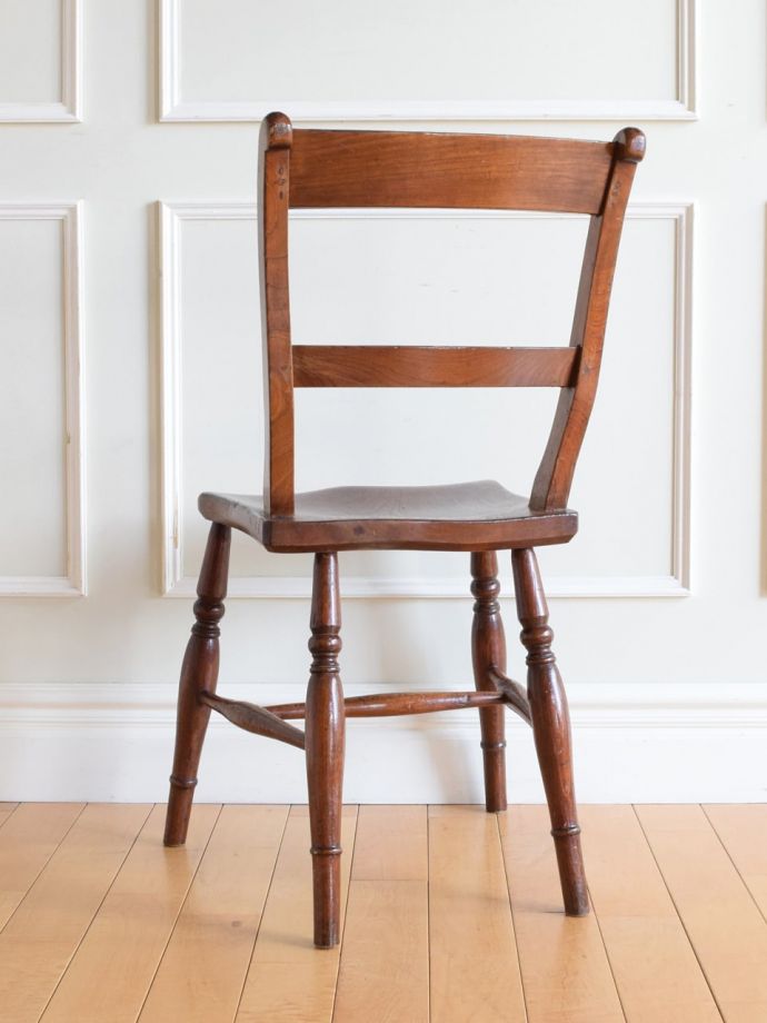 アンティークチェアの後ろ姿