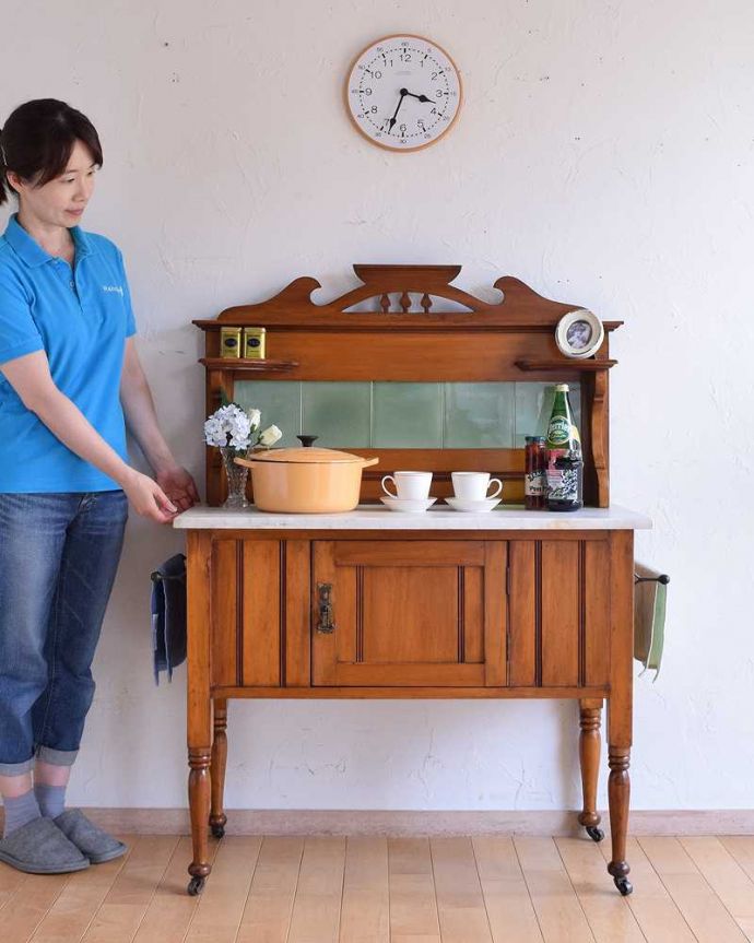 アンティークのキャビネット　アンティーク家具　淡いグリーンのタイルと白い大理石が可愛い、英国から届いたウォッシュスタンド。アンティークでしか手に入らない家具まだ水道の発達していない時代の家具、ウォッシュスタンド。(k-1733-f)