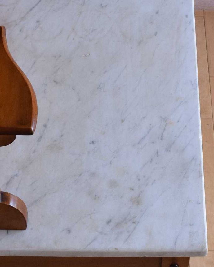 アンティークのキャビネット　アンティーク家具　淡いグリーンのタイルと白い大理石が可愛い、英国から届いたウォッシュスタンド。コンディションもバッチリ！天然石はコンディションが一番大事。(k-1733-f)