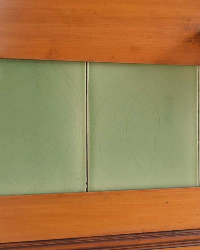 アンティークのキャビネット　アンティーク家具　淡いグリーンのタイルと白い大理石が可愛い、英国から届いたウォッシュスタンド。アンティークらしい独特の風合い美しい状態で見つかったタイル。(k-1733-f)