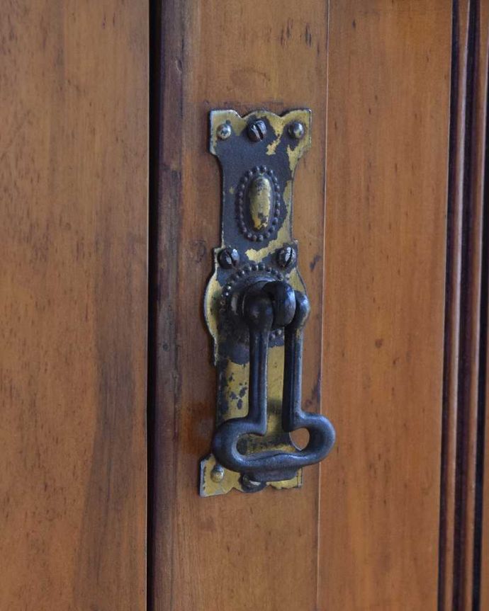 アンティークのキャビネット　アンティーク家具　淡いグリーンのタイルと白い大理石が可愛い、英国から届いたウォッシュスタンド。アンティークらしい取っ手のデザイン取っ手のデザインも素敵。(k-1733-f)