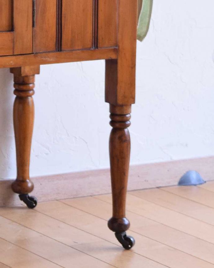 アンティークのキャビネット　アンティーク家具　淡いグリーンのタイルと白い大理石が可愛い、英国から届いたウォッシュスタンド。女性1人でラクラク運べちゃうんですキャスター付きの脚。(k-1733-f)