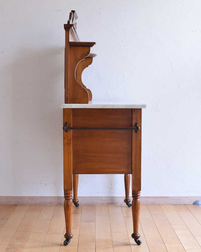 アンティークのキャビネット　アンティーク家具　淡いグリーンのタイルと白い大理石が可愛い、英国から届いたウォッシュスタンド。横から見てもステキもちろん、横から見てもキレイに仕上がっているので、いろんな場所に置いて使って下さい。(k-1733-f)