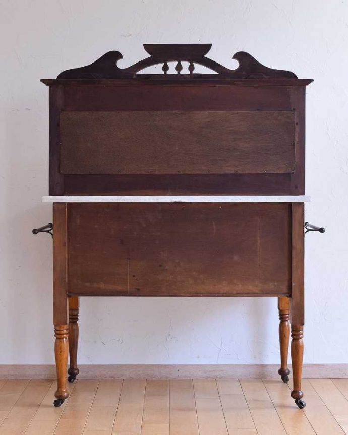 アンティークのキャビネット　アンティーク家具　淡いグリーンのタイルと白い大理石が可愛い、英国から届いたウォッシュスタンド。キレイに修復しました！アンティークは新品ではないので、経年変化によるキズはありますが、専門の職人がキレイにお直しをしているので、後姿までキレイです。(k-1733-f)