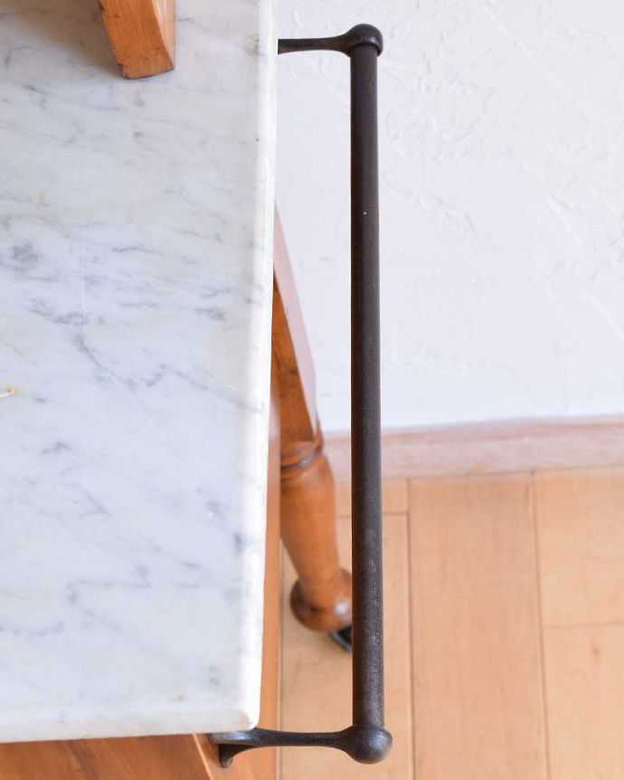 アンティークのキャビネット　アンティーク家具　淡いグリーンのタイルと白い大理石が可愛い、英国から届いたウォッシュスタンド。もともとタオルバーとして使われていたもの。(k-1733-f)