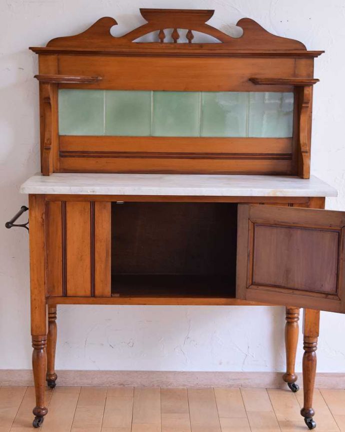 アンティークのキャビネット　アンティーク家具　淡いグリーンのタイルと白い大理石が可愛い、英国から届いたウォッシュスタンド。扉を開くと中もキレイです。(k-1733-f)