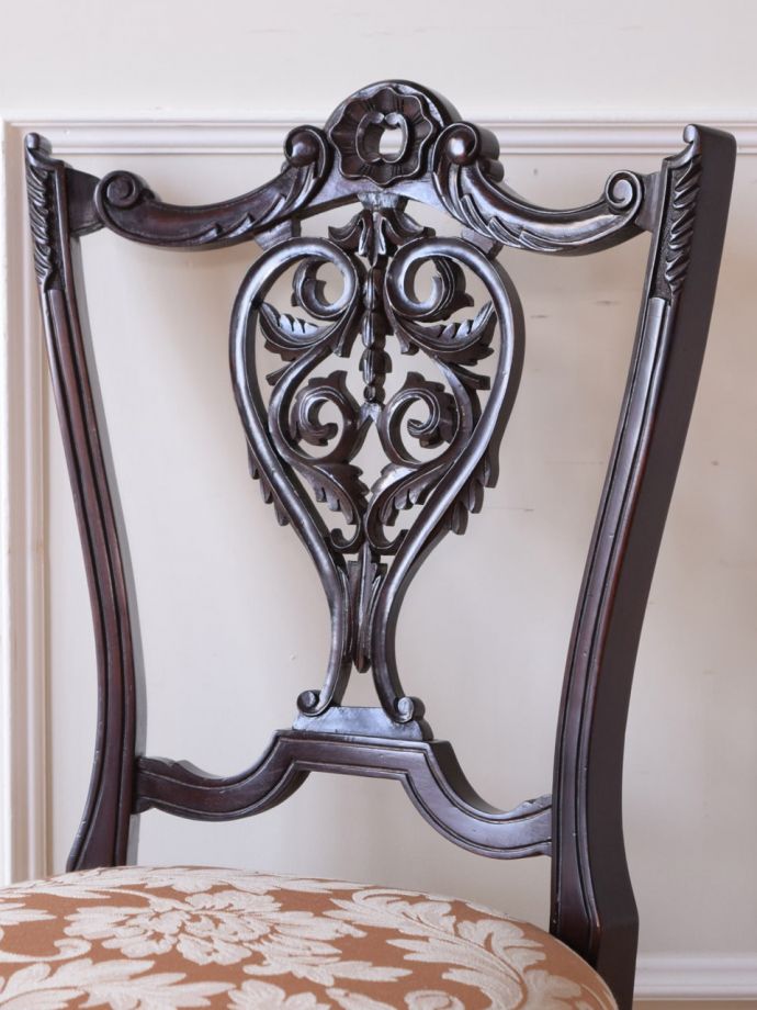 背もたれが美しいアンティークの椅子