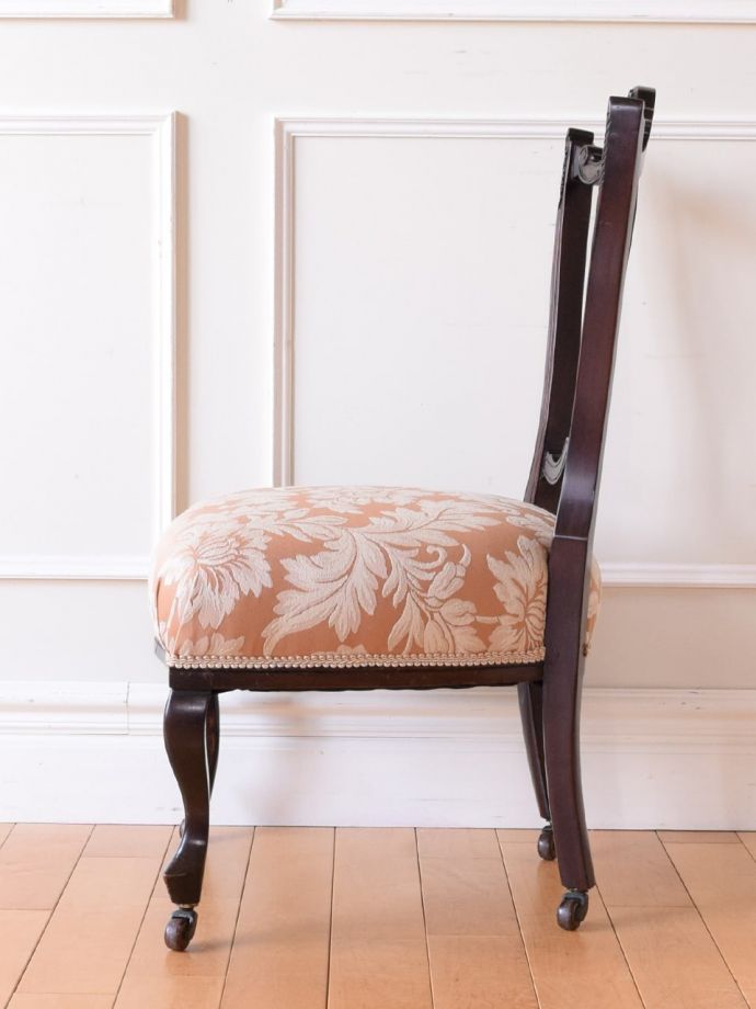 アンティークの椅子の側面