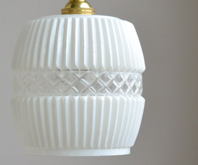 ペンダントライト 照明・ライティング 2パターンのデザインが楽しめるアンティークペンダントライト(コード・シャンデリア電球付き)。シェードは、手作りのため多少、誤差があったり、気泡やキズ、汚れが入っている場合もあります。(k-1735-z)