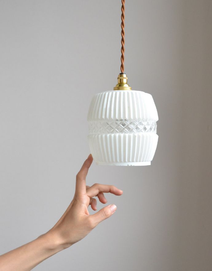 ペンダントライト 照明・ライティング 2パターンのデザインが楽しめるアンティークペンダントライト(コード・シャンデリア電球付き)。アンティークのガラスは、光を通すとなんとも言えないステキな雰囲気でお部屋を照らしてくれます。(k-1735-z)