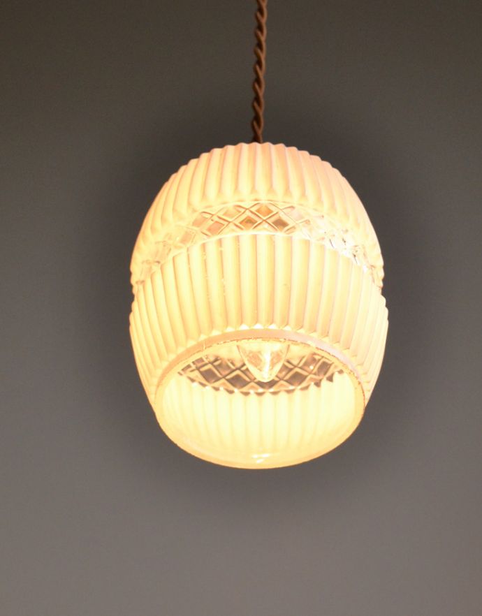 ペンダントライト 照明・ライティング 2パターンのデザインが楽しめるアンティークペンダントライト(コード・シャンデリア電球付き)。下から見上げても素敵なデザインにうっとりです。(k-1735-z)