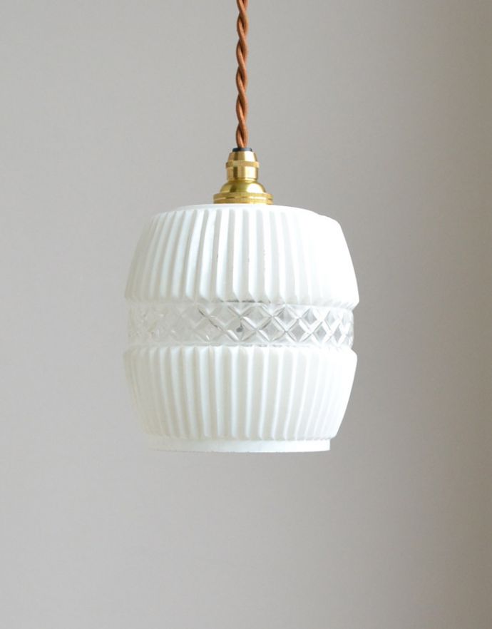 ペンダントライト 照明・ライティング 2パターンのデザインが楽しめるアンティークペンダントライト(コード・シャンデリア電球付き)。【 シェードのサイズ 】直径12×高さ13cmコードは50、80cm以外にも、ご希望の長さで加工してお届けします。(k-1735-z)