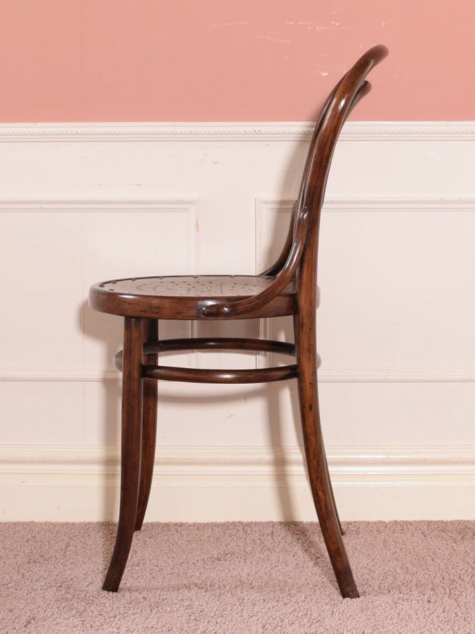 ベントウッドチェアの側面