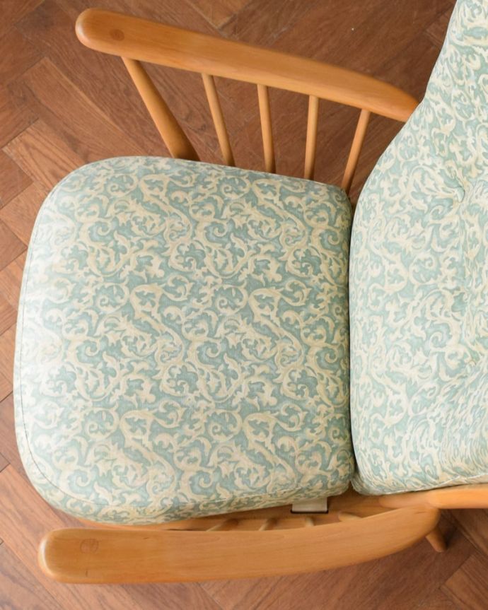 アーム付きチェア　アンティークチェア・椅子　アーコールチェアUP用(ラウンジチェア/クッション付)　広々とした座面ふかふかの大きな座面が包み込んでくれます。(k-1738-c)