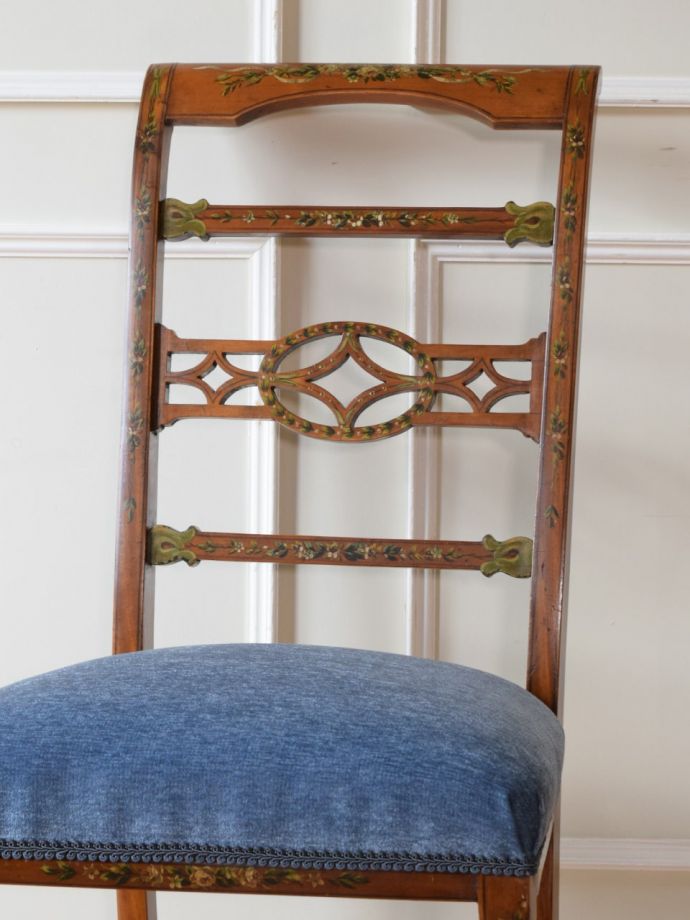 背もたれが美しいアンティークの椅子