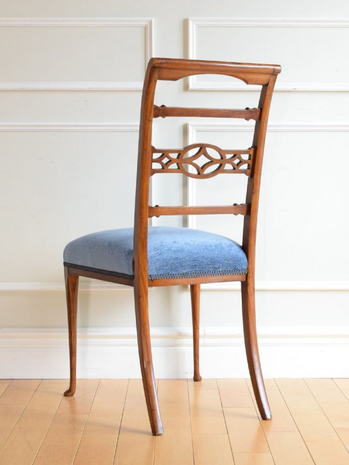 アンティークのサロンチェアの後ろ姿