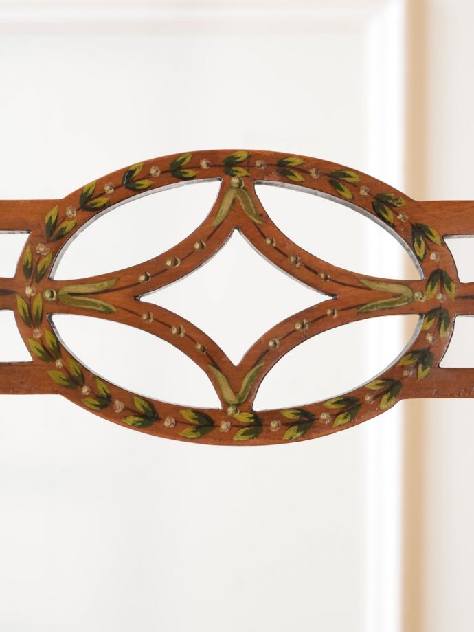 アンティークチェアらしい装飾