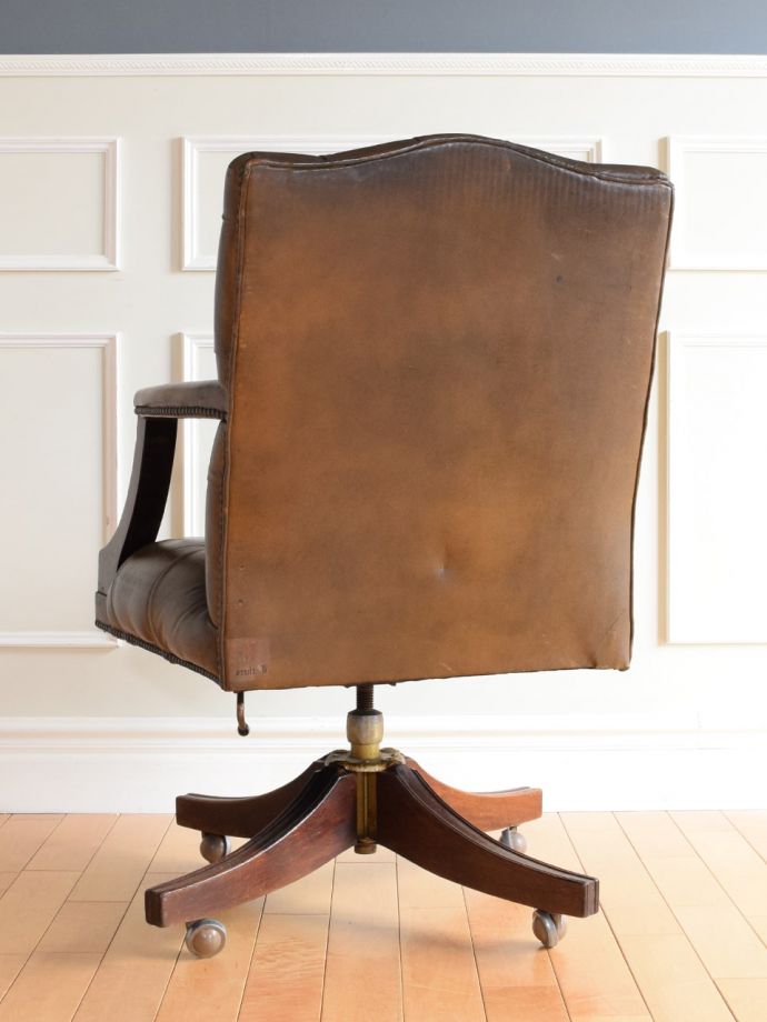 アンティークのパーソナルチェアの後ろ姿