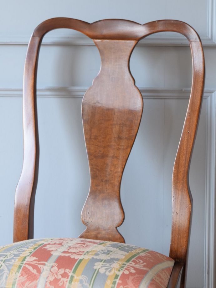 背もたれが美しいアンティークの椅子