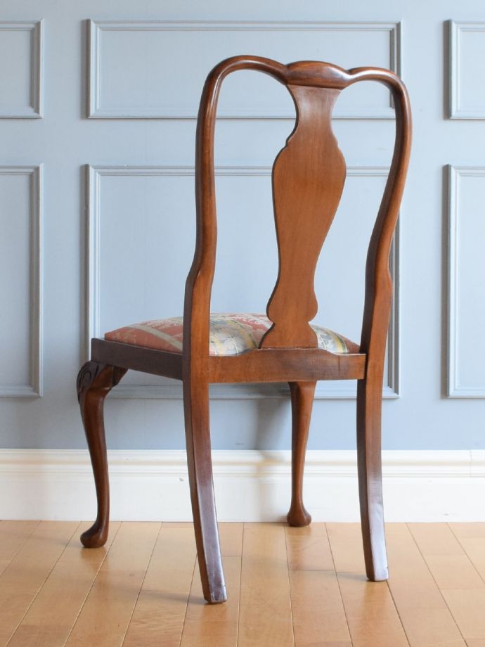 アンティークのクィーンアンチェアの後ろ姿