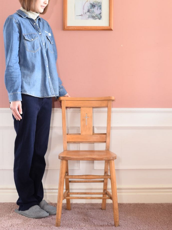 英国アンティークのチャーチチェア