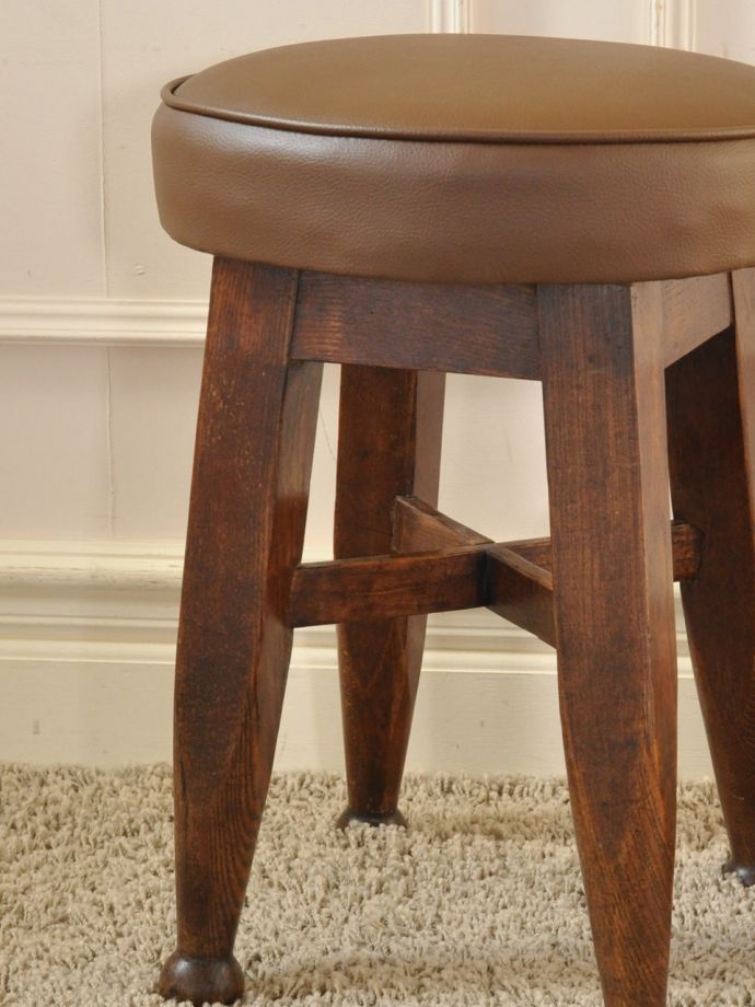 アンティークの椅子らしい美しい装飾