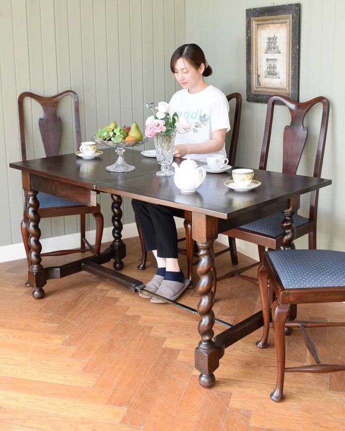 アンティークの伸長式テーブル