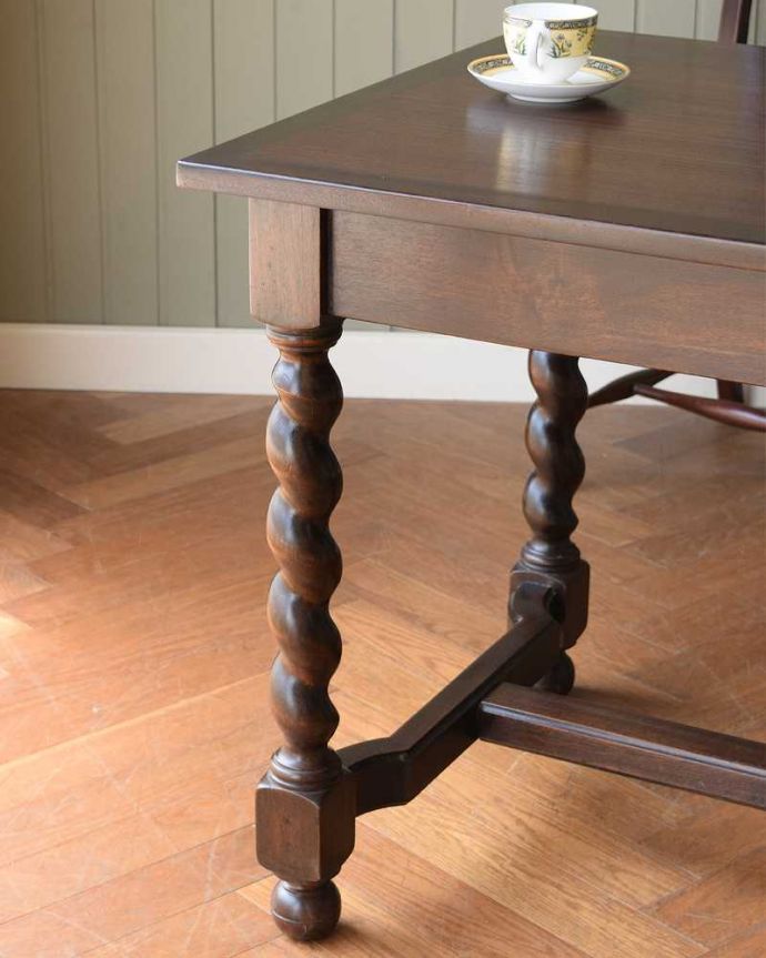 伸長式のおしゃれなアンティークテーブル