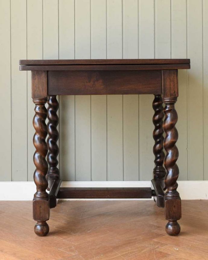 伸長式テーブルの側面