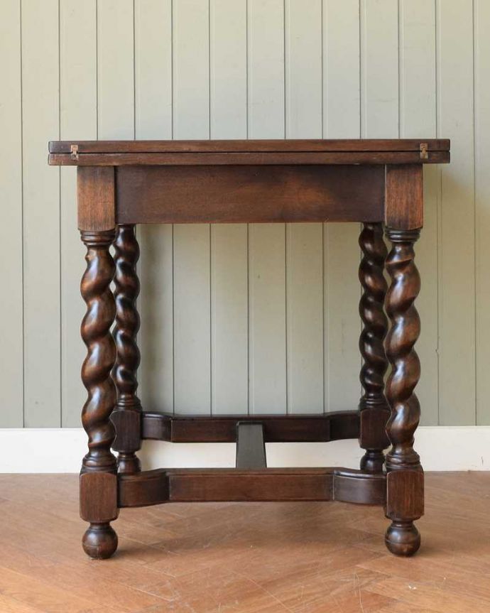 アンティークテーブルの横顔