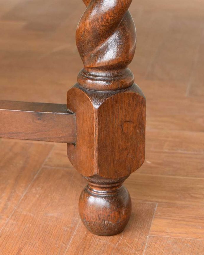 アンティークのテーブル　アンティーク家具　英国輸入のアンティーク家具、ツイストラインが美しいドローリーフテーブル（ダイニングテーブル）。持ち上げなくても移動できます！Handleのアンティークは、脚の裏にフェルトキーパーをお付けしていますので、持ち上げなくても床を滑らせて移動させることが出来ます。(k-1747-f)