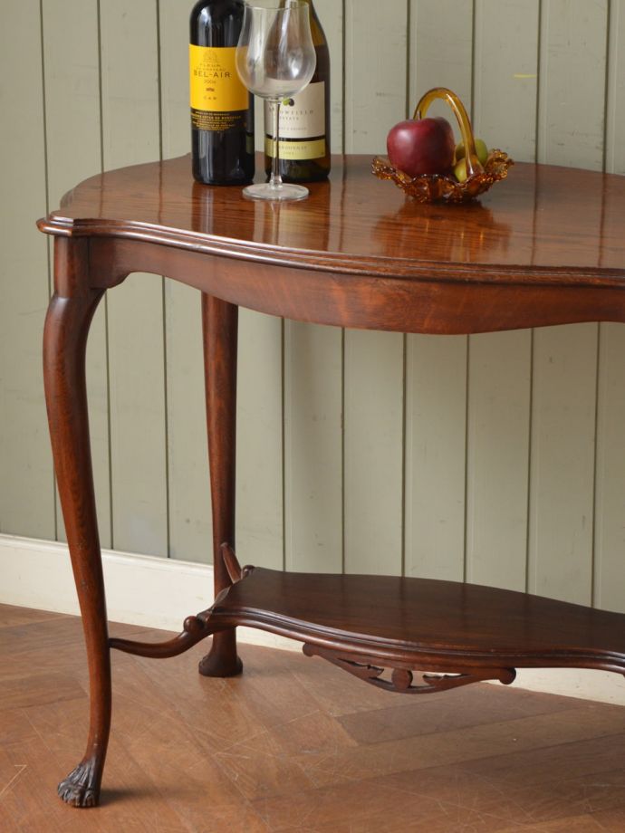 英国のアンティーク家具らしいデザイン