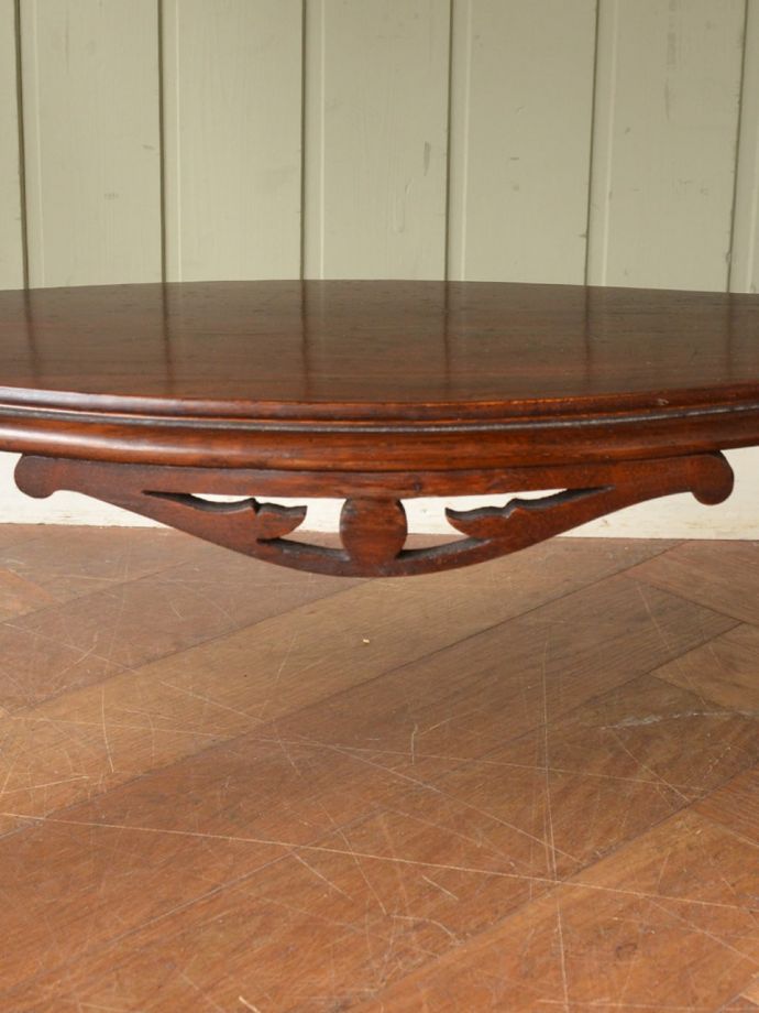 英国アンティーク家具らしい装飾