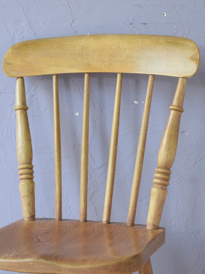 アンティークチェアの背もたれ